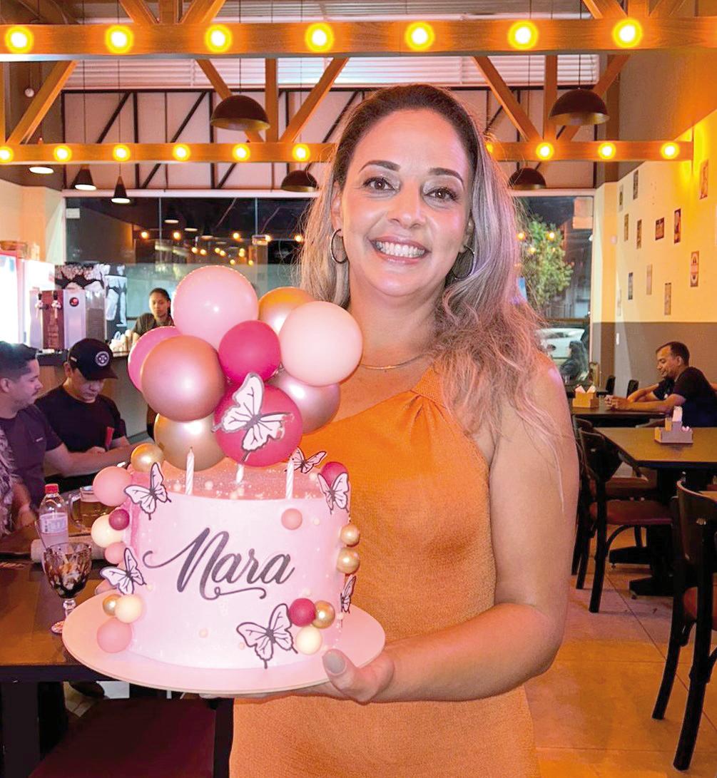 A querida Nara Cristina comemorou seu niver sexta passada e ganhou festa surpesa com direito a bolo delicioso e Karaokê com os amigos (Foto/Reprodução)