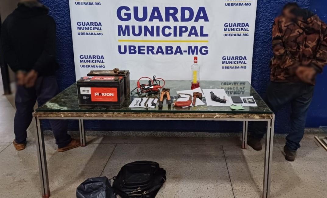 Além dos dois suspeitos, a Guarda apreendeu várias ferramentas e recuperou as duas baterias furtadas do caminhão (Foto/Divulgação)