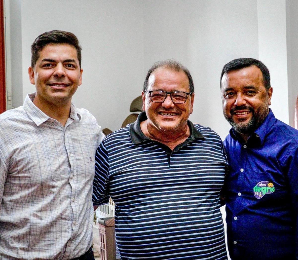 Empresário Jota Júnior entre Fernando Mendes e Almir Silva (Foto/Divulgação)
