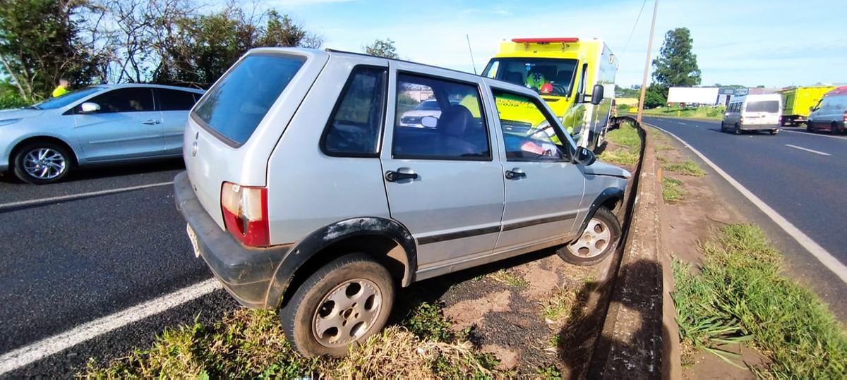 O Fiat Uno que se chocou na traseira do Gol e era conduzido pelo homem de 56 anos, que após o acidente sofreu mal súbito e morreu (Foto/Divulgação)