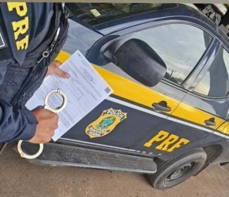 Polícia Rodoviária Federal constatou a existência de mandado de prisão em desfavor do motorista que conduzia caminhão pela 050 (Foto/Divulgação)