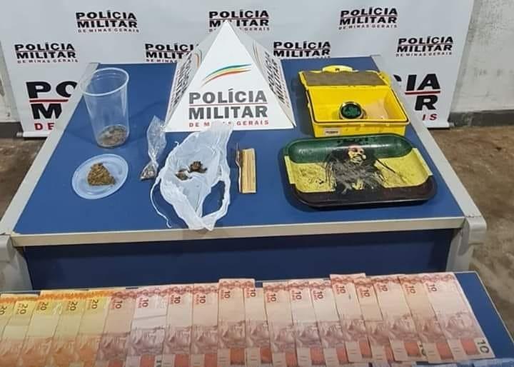 Droga e demais materiais apreendidos com o suspeito, que estava em um disque-bebidas, no bairro Jardim Metrópole (Foto/Divulgação)