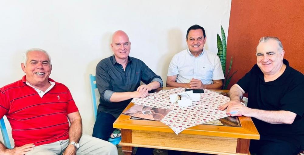 Integrantes do PSB discutem apoio à possível candidatura de Anderson, mas presidente, Antônio Andrada, o segundo da esquerda para direita, não descarta nome próprio (Foto/Divulgação)
