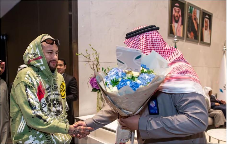 Após quatro meses da lesão, Neymar está de volta à Arábia Saudita (Foto/Al-Hilal via X)