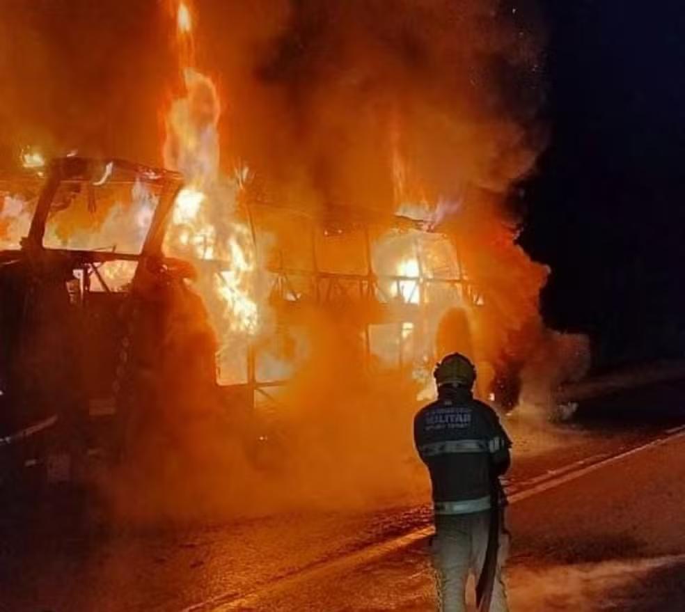 O veículo, que partiu de Belo Horizonte com destino a São José do Rio Preto (SP), foi consumido pelas chamas, apesar dos esforços do motorista em utilizar um extintor de incêndio (Foto/Divulgação)