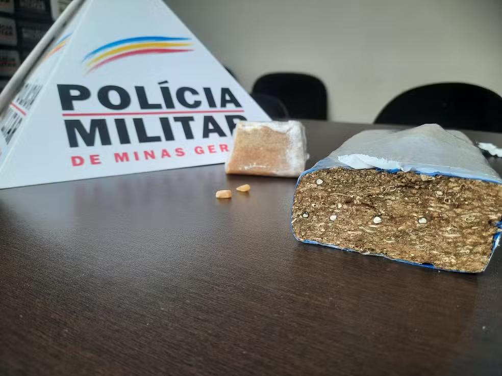 De acordo com informações da Polícia Militar (PM), no momento da abordagem, a mulher foi encontrada na posse de um tablete de maconha, além de pedras e um tijolo de crack escondidos na cintura (Foto/Polícia Militar/Divulgação)