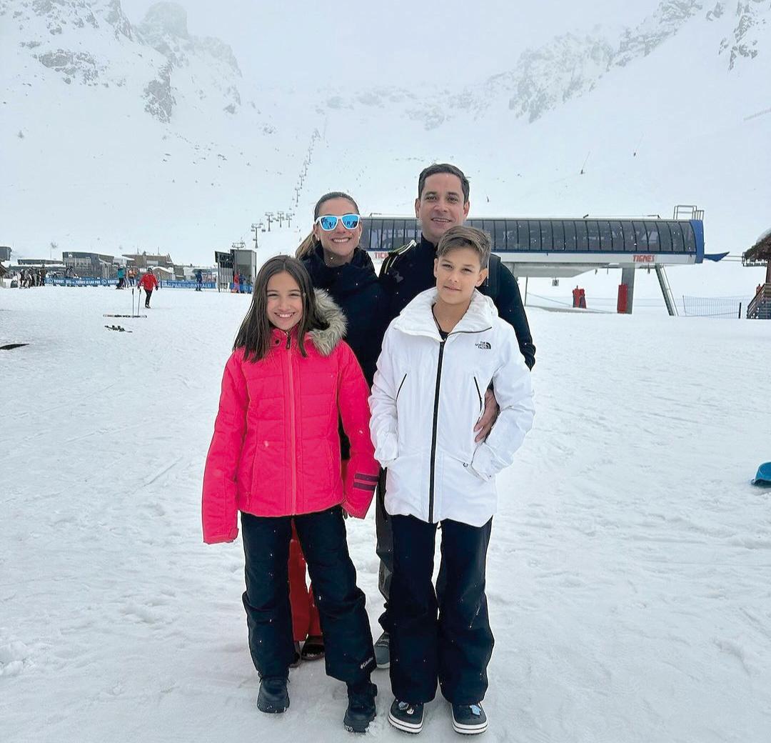 Longe da folia, Marina Cadelca e Lucas Alves, mais os filhos José e Maria Luiza curtiram o frio intenso dos Alpes suíços (Foto/Reprodução)