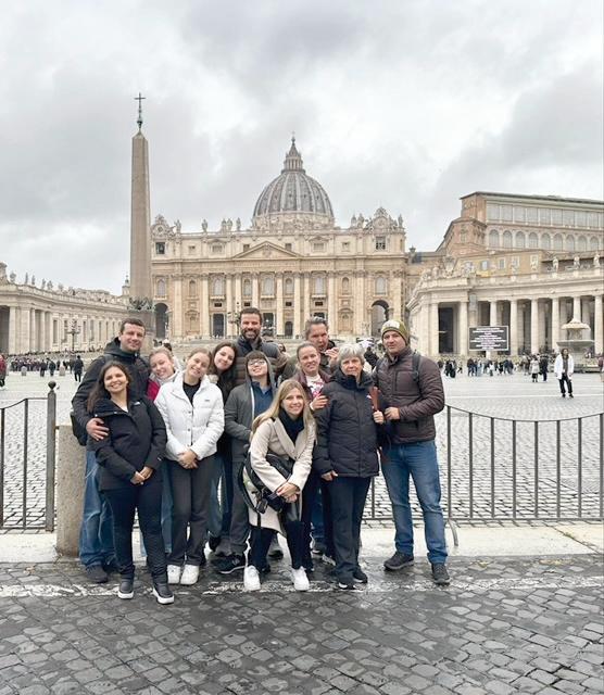 Já Maria Angélica Junqueira Hueb e os filhos com suas famílias au grand complet estiveram na Italia e aproveitaram pra valer as relíquias milenares (Foto/Reprodução)