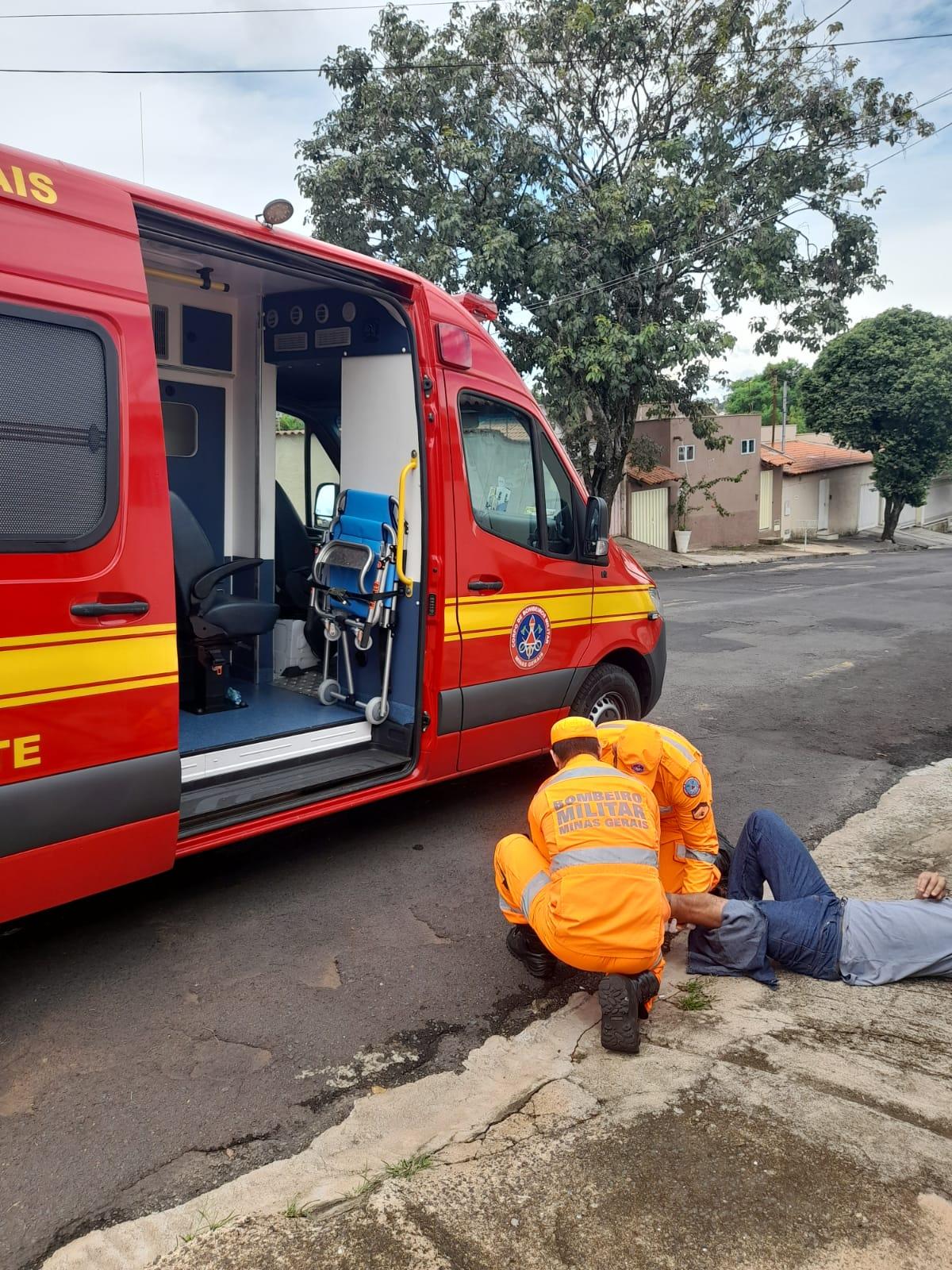 Perna da vítima precisou ser imobilizada, pos havia suspeita de fratura (Foto/Reprodução Corpo de Bombeiros)