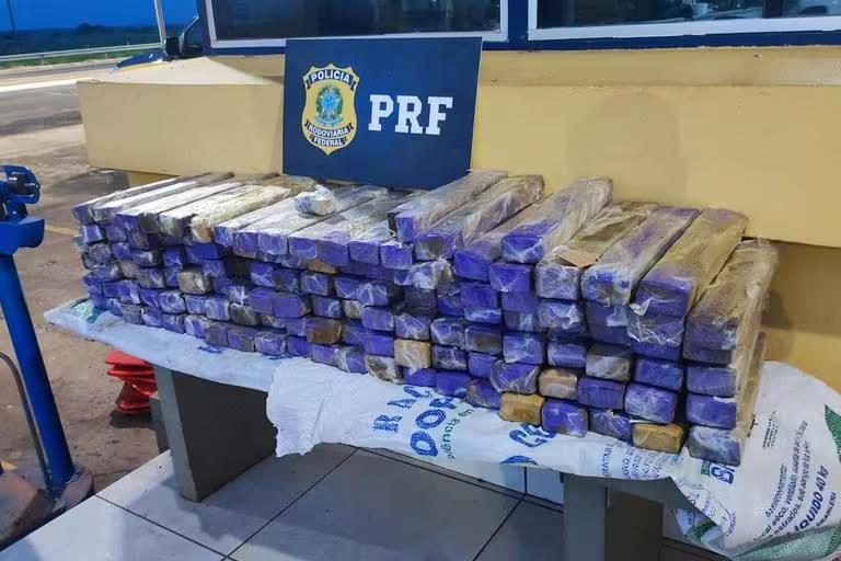 Droga apreendida foi levada para a sede da polícia em Uberlândia (Foto/Divulgação/PRF)