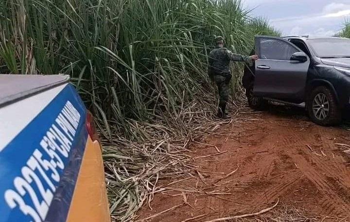 Equipe da Polícia Militar Ambiental encontrou a caminhonete abandonada em meio a canavial (Foto/Divulgação)