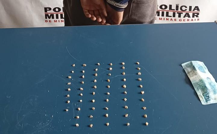 O menor, as pedras de crack prontas para a venda e a nota de cem foram levados para a Delegacia de Polícia (Foto/Divulgação)