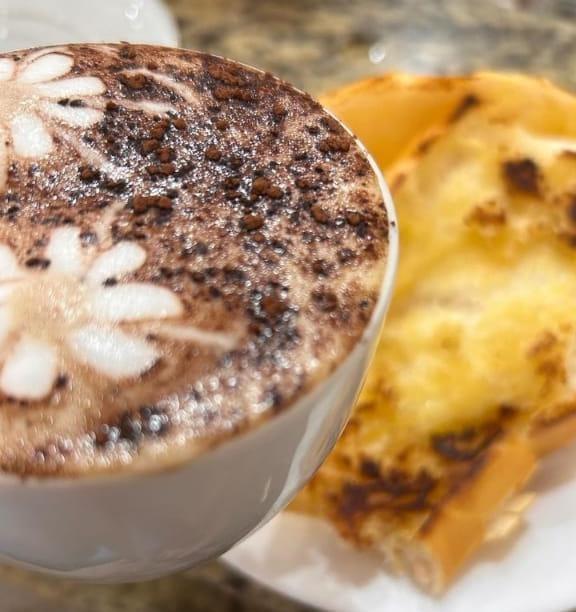 O cappuccino com pão na chapa da Panificadora SaboReal da avenida da Saudade é delicioso (Foto/Divulgação)