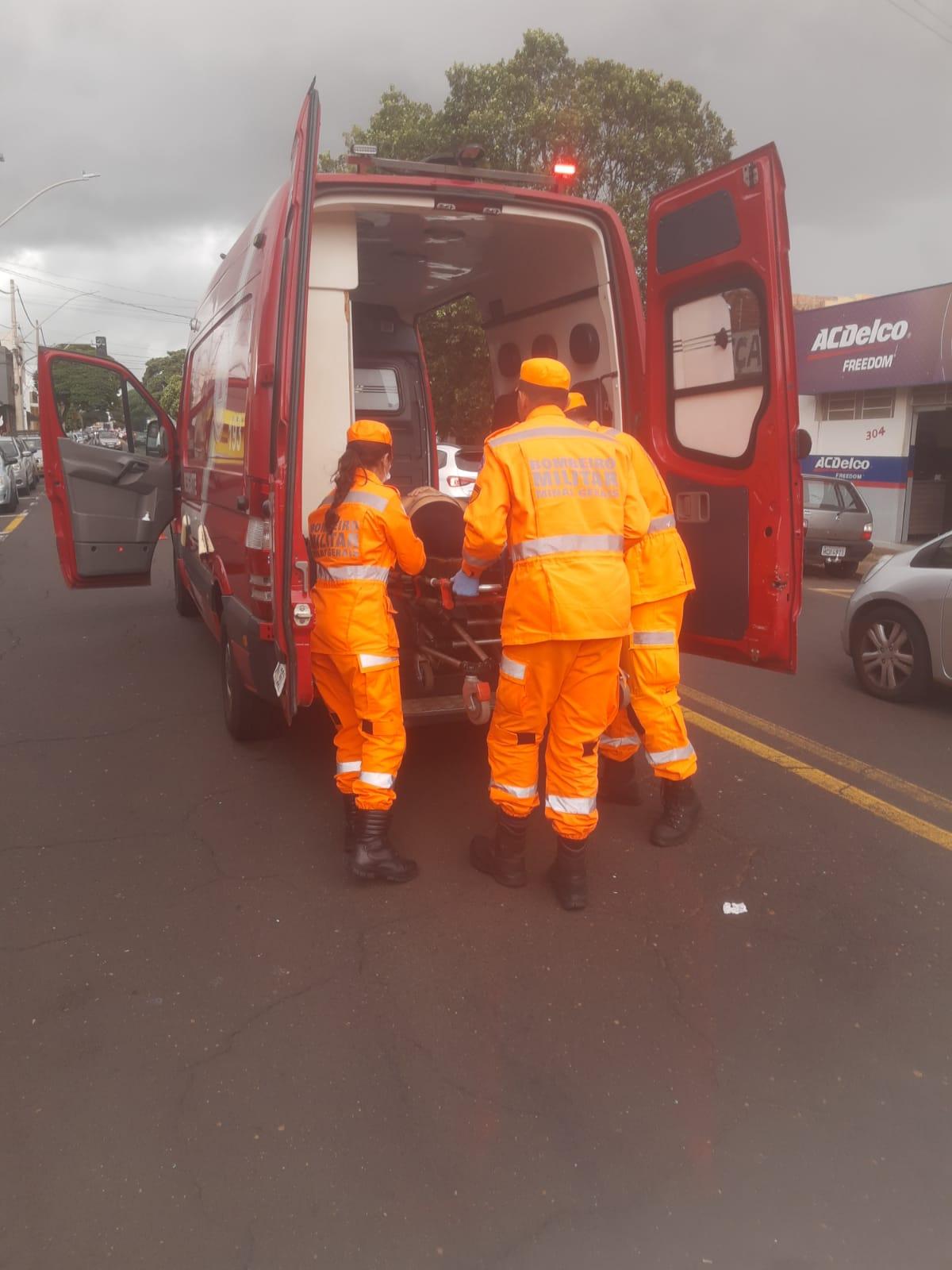 Ao chegar ao local, a Guarnição de Busca e Salvamento (GUBM) realizou uma avaliação inicial e identificou suspeita de fratura no tornozelo esquerdo da vítima (Foto/Divulgação)