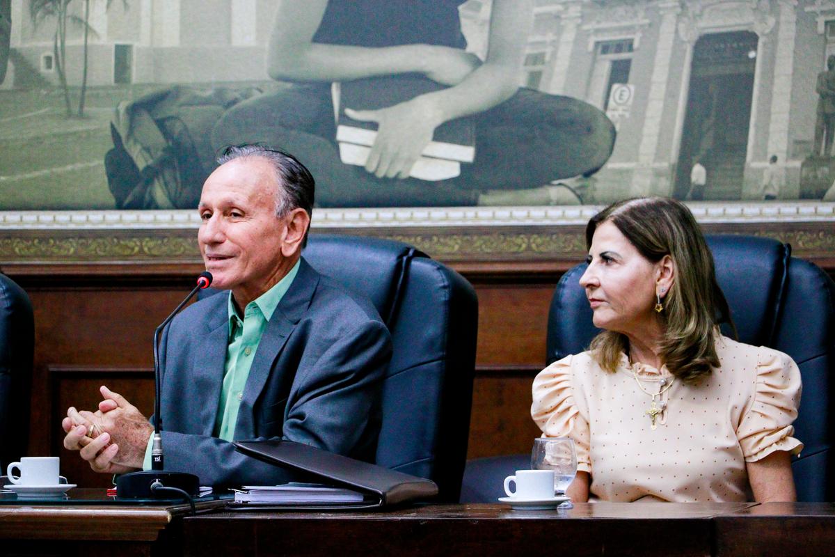 Ex-prefeito Paulo Piau, acompanhado da ex-primeira-dama Heloísa e de técnicos, esteve na votação das contas de 2020 na Câmara Municipal (Foto/Rodrigo Garcia/CMU)