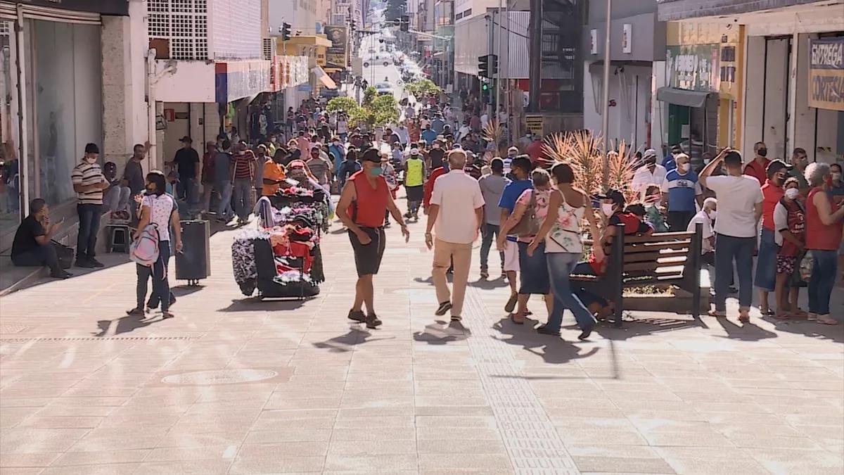 Marca registrada do Centro de Uberaba, as calçadas estreitas são alvo de reclamação devido ao espaço diminuto para o trânsito de pedestres (Foto/Reprodução)