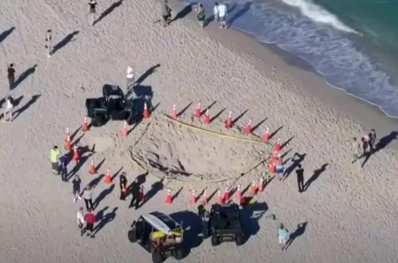 Garota e garoto ficaram soterrados após areia ceder e abrir buraco de grande profundidade (Foto/Reprodução/CBS Miami)