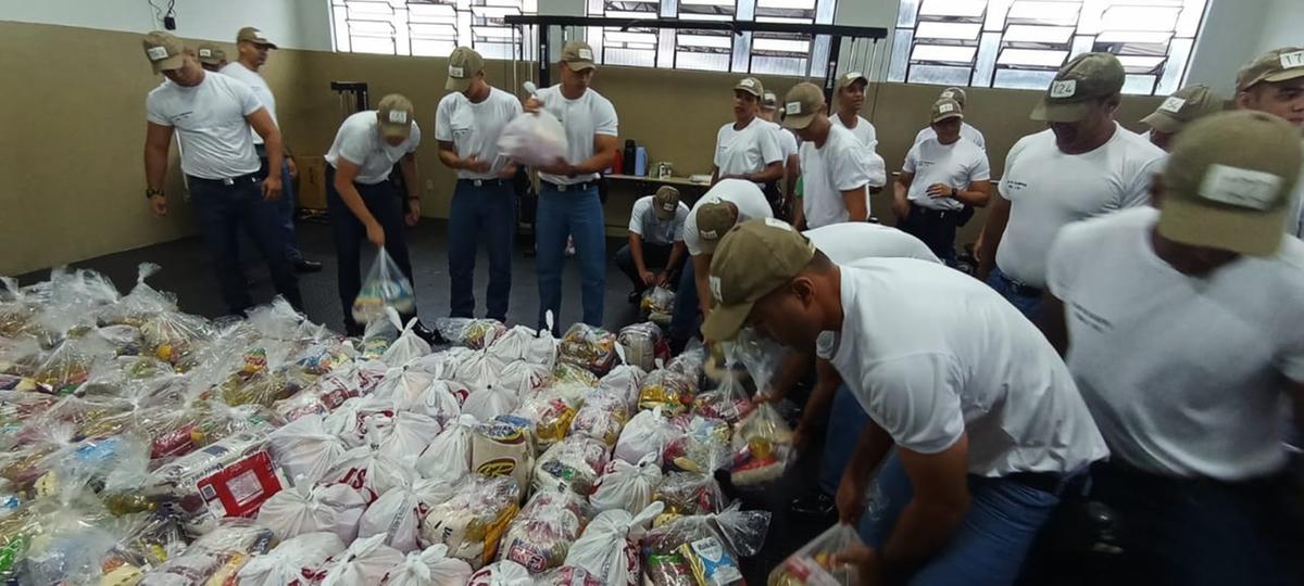 São quase 1,5 tonelada de alimentos arrecadados, que foram separados em cestas básicas, que serão doadas a cerca de 200 famílias (Foto/Sérgio Teixeira/PMMG)