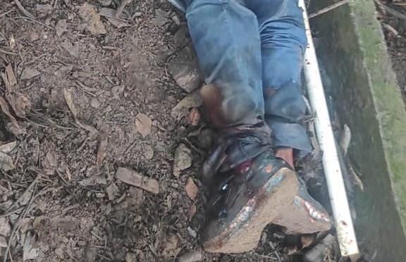 O suspeito foi encontrado pelo proprietário da chácara desacordado e com ferimentos graves nas pernas e em uma das mãos (Foto/Divulgação)