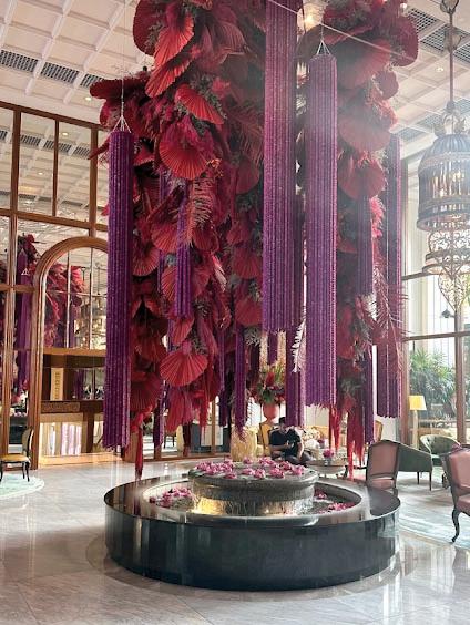 Suntuoso arranjo floral no lob do hotel Mandarin Oriental Bangkok. (Foto/Reprodução)