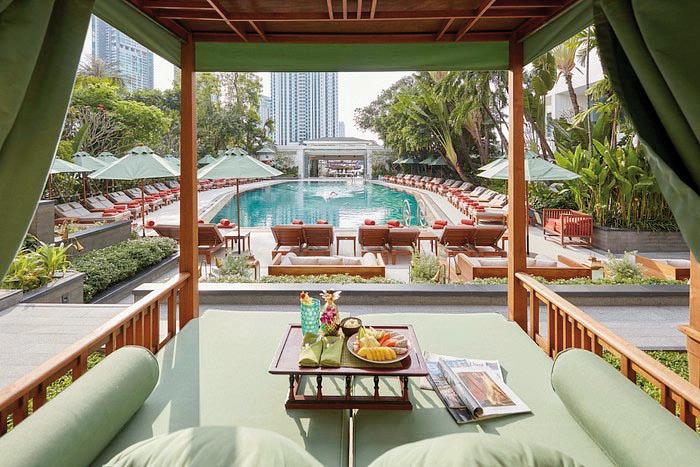 A magnífica piscina do Hotel Mandarin Oriental, que fica à margem do rio Chao Phraya (Foto/Reprodução)