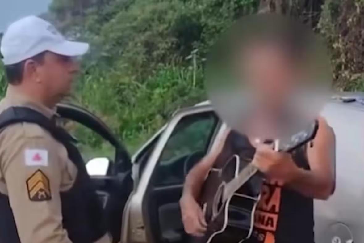 Homem canta para policiais antes de ser preso por dirigir embriagado (Foto/Redes sociais/Reprodução)