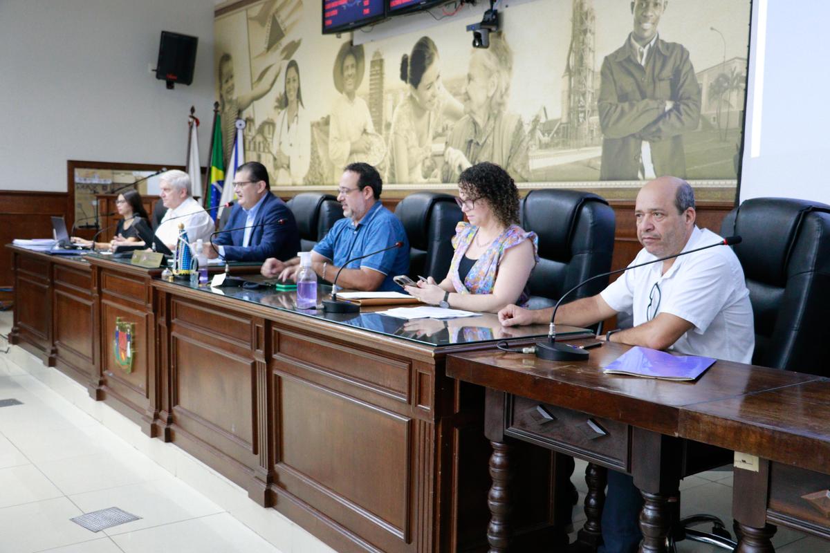 Secretário de Fazenda, Roberto Tosto, e equipe estiveram ontem no Plenário da Câmara Municipal para a prestação de contas do último quadrimestre de 2023 (Foto/Jully Borges/CMU)