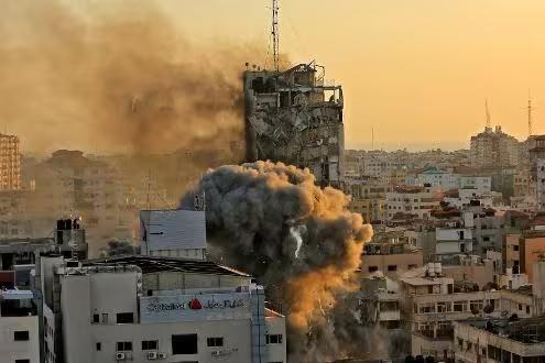 Faixa de Gaza é alvo de bombardeios (Foto/QUSAY DAWUD/AFP)