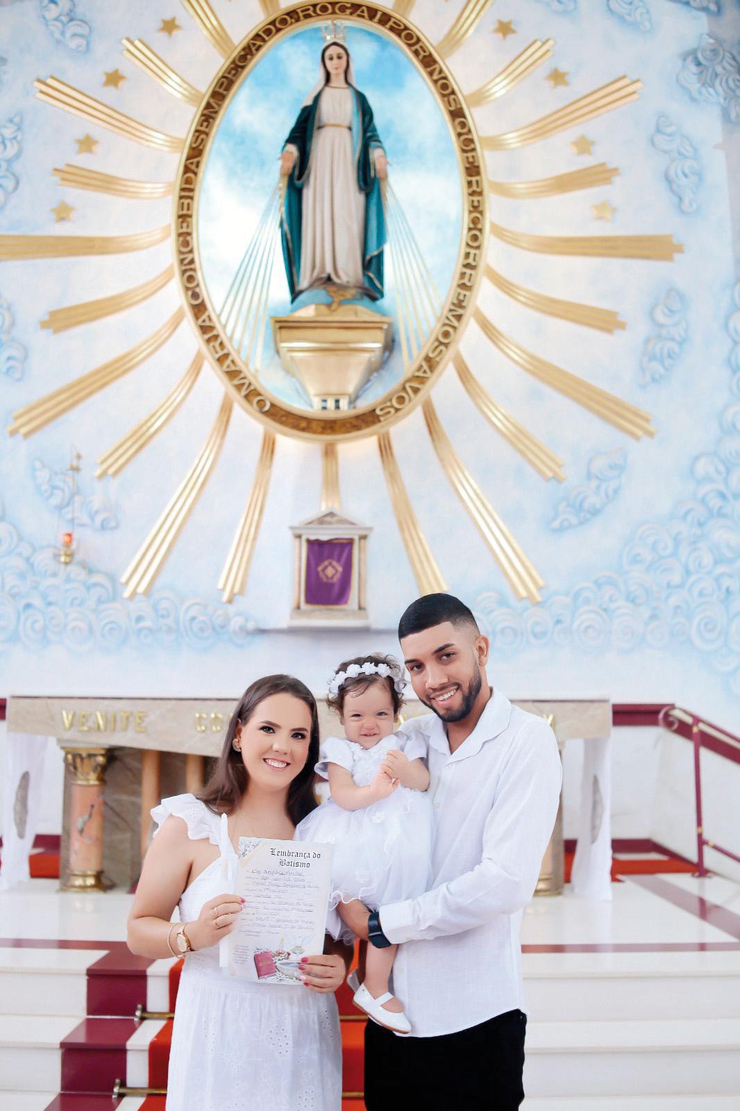Maria Tereza Gonçalves de Queiroz e Igor Ferreira Silva batizaram a pequena Liz (Foto/Thaynara Mendes)
