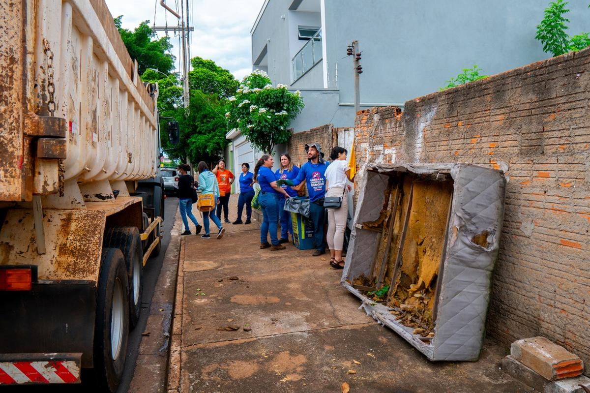 Agentes visitaram imóveis e retiraram materiais inservíveis passíveis de acumular água e se transformar em criadouro do mosquito (Foto/Divulgação)