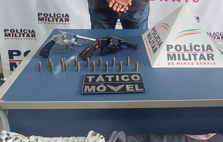 Armas de fogo e munições localizadas na casa do barbeiro, que alegou não praticar nada de errado, uma vez que já cumpriu pena por tráfico (Foto/Divulgação)