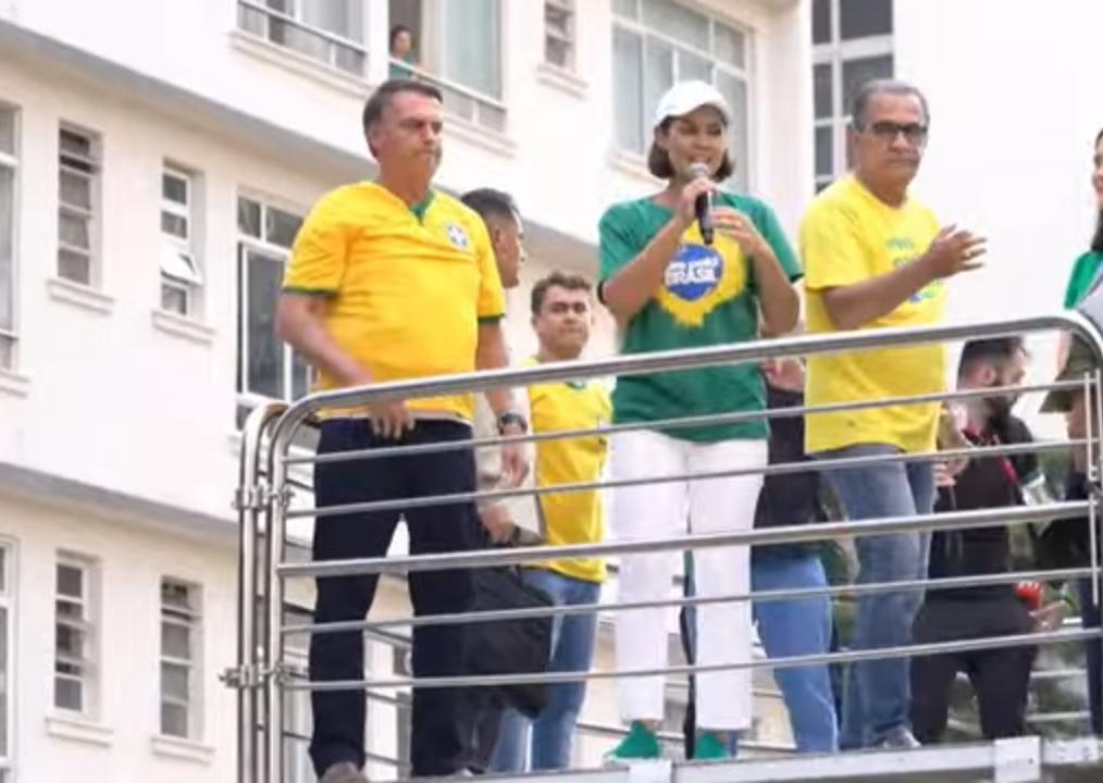 O ex-presidente Jair Bolsonro ao lado da ex-primeira dama Michelle durante discurso em ato na avenida Paulista (Foto/Reprodução YouTube)