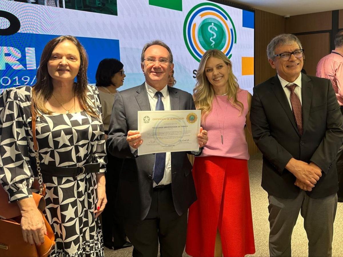 O coordenador de medicina e a Reitora da Unifran estiveram presencialmente no evento em Brasília para receber a Acreditação. (Da esquerda para a direita) Reitora, Profa. Dra. Katia Jorge Ciuffi, Coordenador do curso de Medicina, Sinesio Grace Duarte e representantes do evento (Foto/Divulgação)