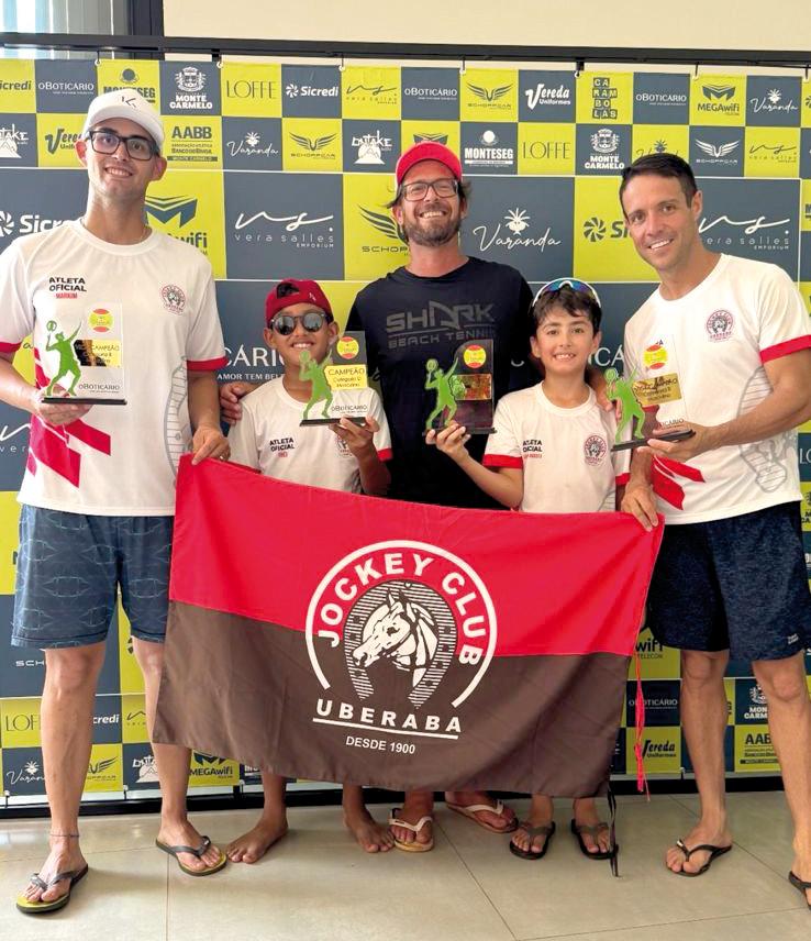 Atletas Theo José Antunes e Leandro Augusto Matos arrasaram e foram campeões neste fim de semana em Monte Carmelo, na foto com o amigo, Marcos Moreira, Leandro Chiarelli, treinador da dupla campeã e Bruno Brandão Diretor do Beach Tennis do Jockey Clube de Uberaba (Foto/Arquivo pessoal)