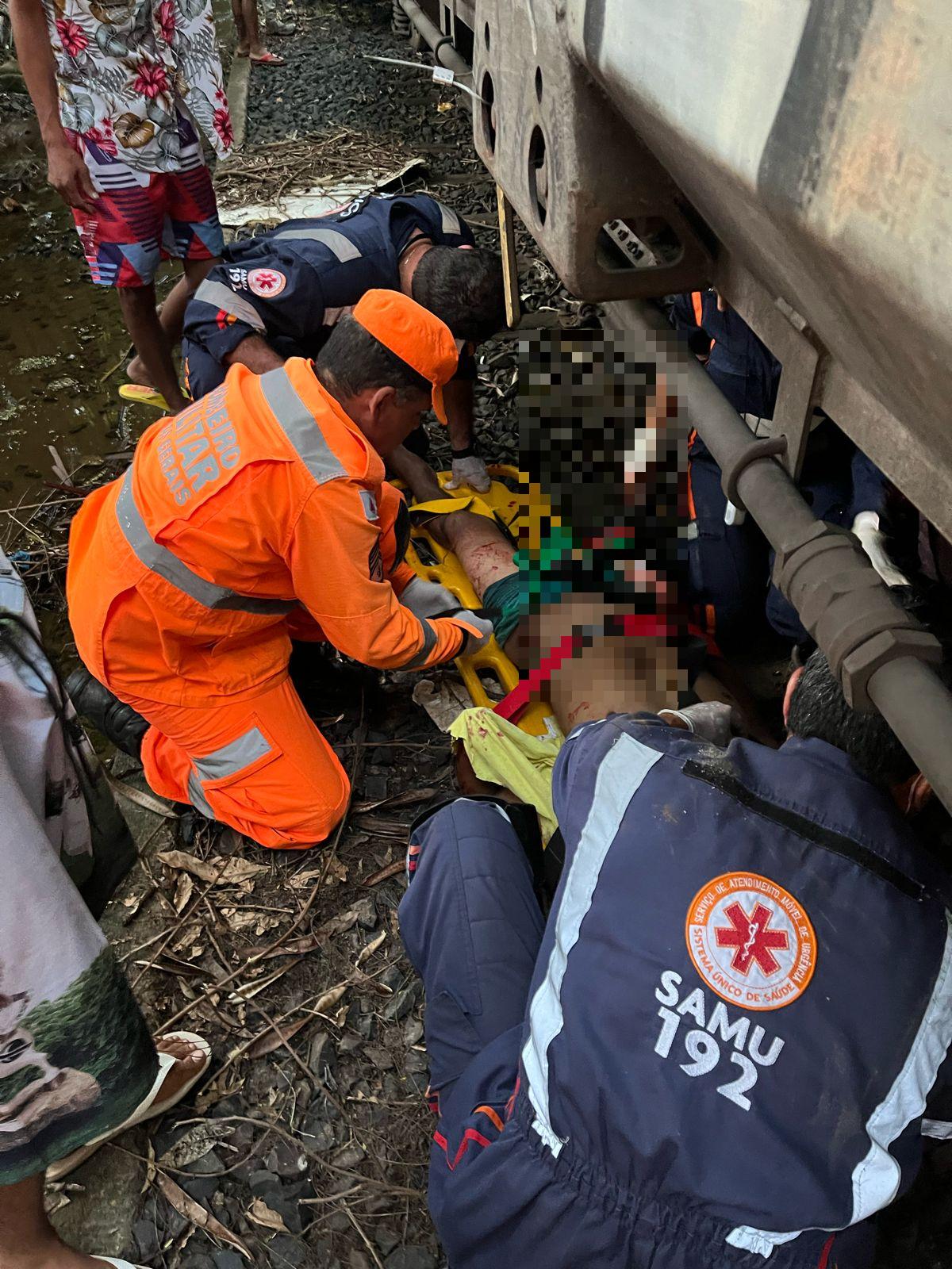 Equipes dos bombeiros e do Samu fizeram o regate do gesseiro, muito ferido, que, após os primeiros socorros, foi levado ao Hospital de Clínicas (Foto/Divulgação)