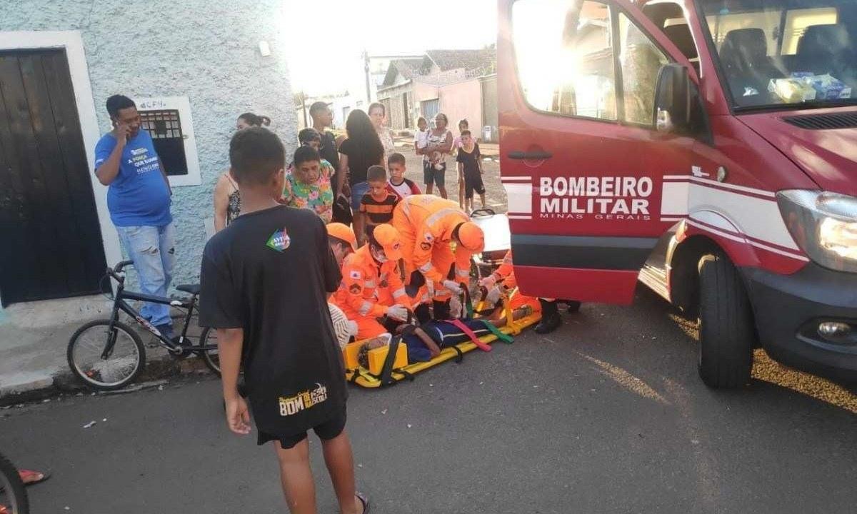 Após a avaliação da guarnição, foi constatado que a criança estava consciente, porém apresentava escoriações na região posterior do tórax e um leve corte contuso na cabeça (Foto/Divulgação)