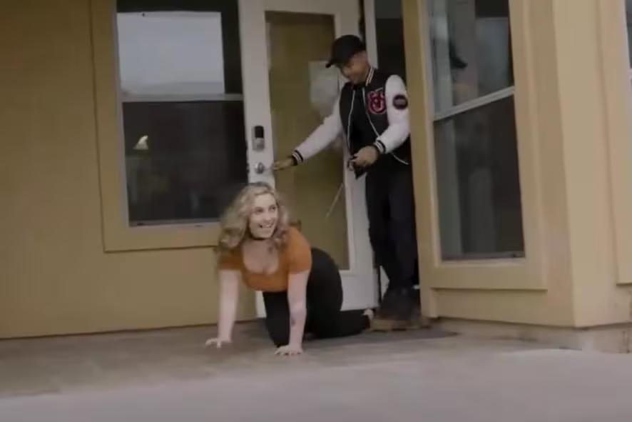 Mulher que vive como cachorrinho saindo para passear com namorado (Foto/Reprodução/Youtube)