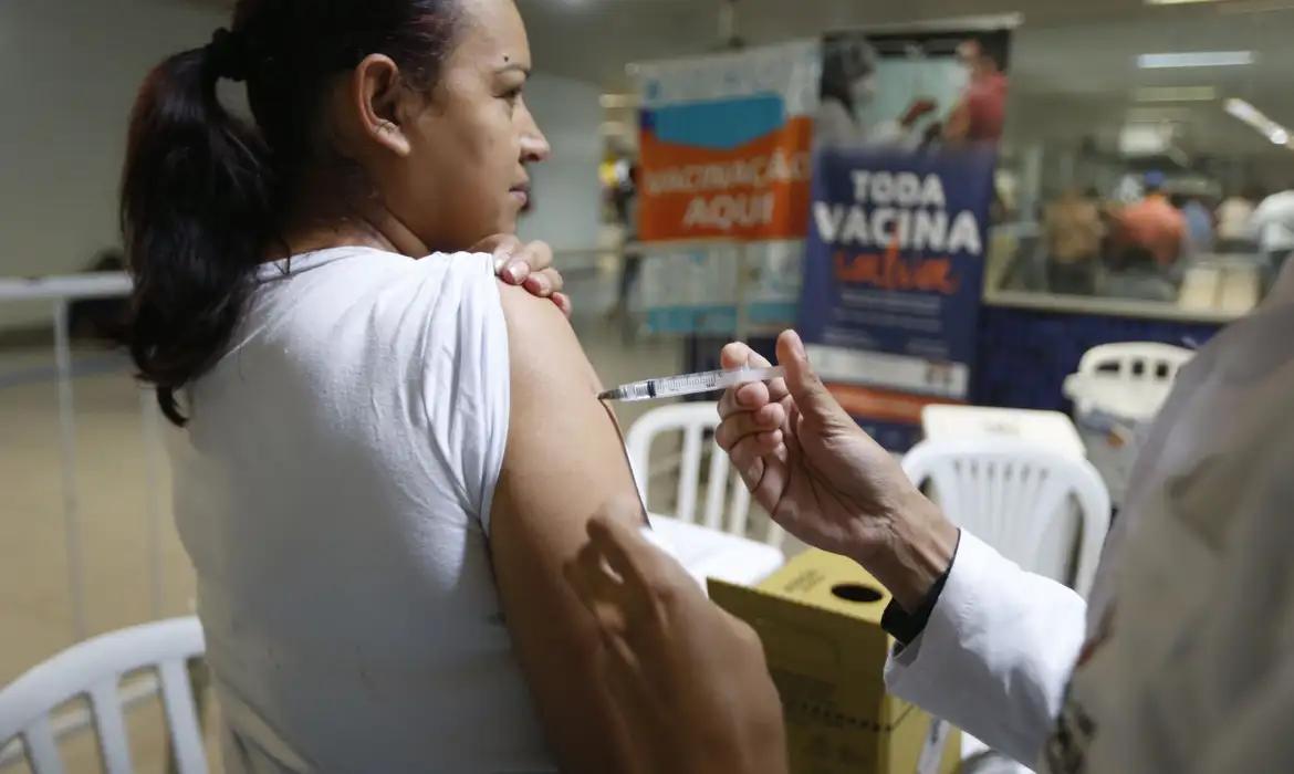 De acordo com o ministério, a vacina previne contra os vírus que geralmente começam a circular no país nos meses de maio, junho e julho (Foto/Paulo Pinto/Agência Brasil)