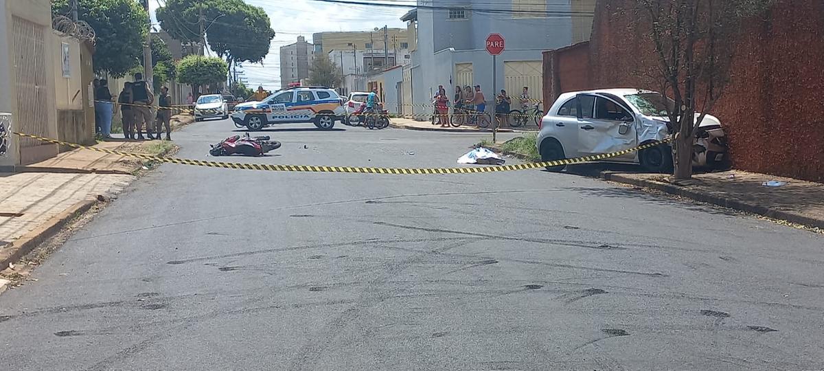 Acidente na Rua Rio Grande do Sul, no bairro Santa Maria, em Uberaba; motociclista morreu no local (Foto/Divulgação Corpo de Bombeiros)