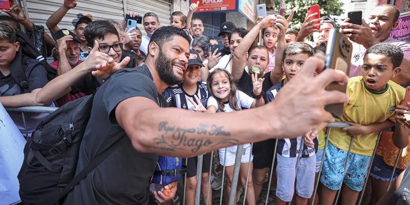 A torcida organizada GDR teve uma longa conversa com o atacante Hulk (Foto/Pedro Souza/Atlético)