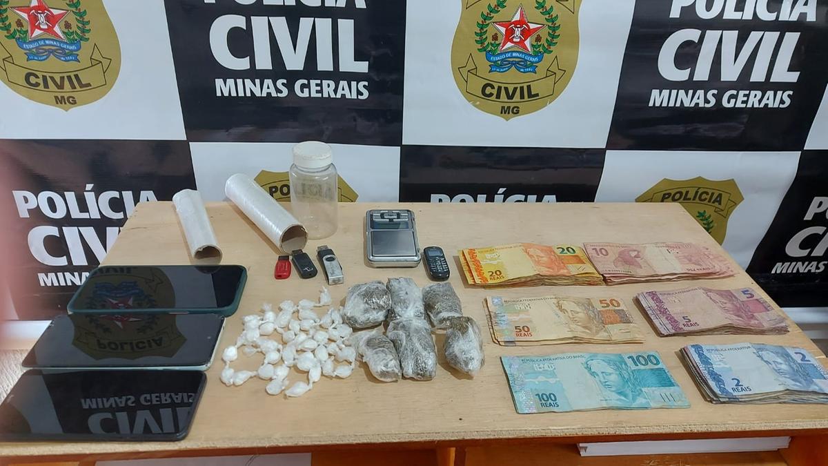 Drogas, dinheiro e demais objetos relacionados ao tráfico de drogas foram apreendidos durante a operação conjunta das polícias Civil e Militar (Foto/Divulgação)