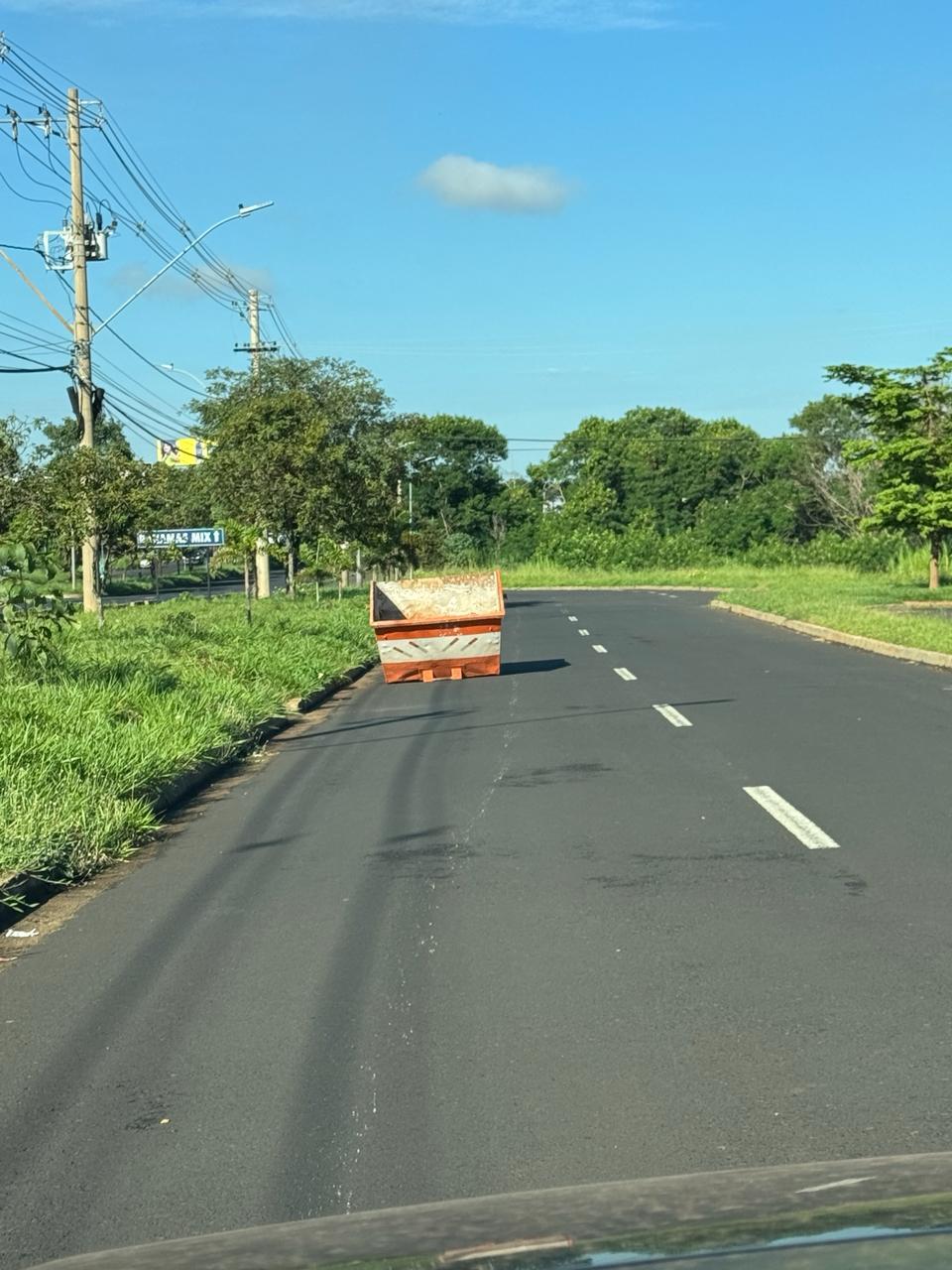 Caçamba irregular no bairro Olinda, em Uberaba (Foto/Leitor JM)