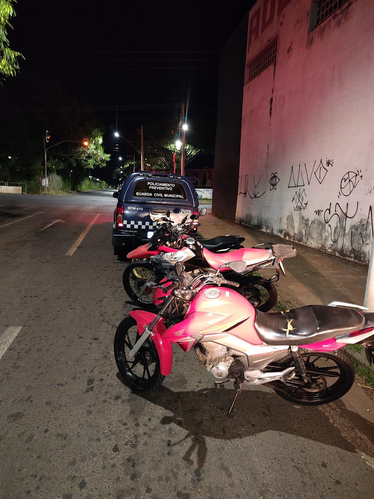 As três motocicletas foram apreendidas e encaminhadas para o pátio credenciado do DETRAN (Foto/Divulgação)