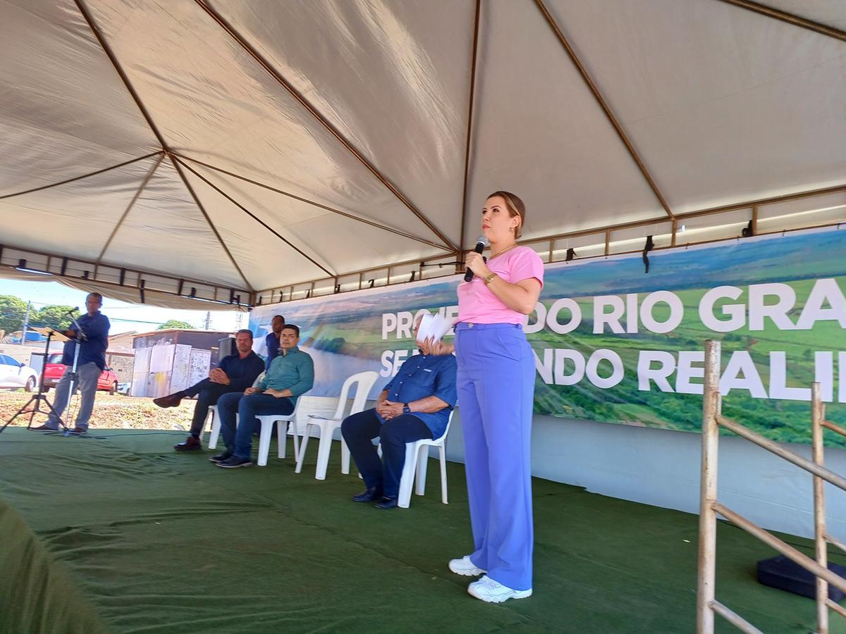 Prefeita Elisa Araújo, durante o evento de assinatura da escritura pública de área para a construção da Estação de Tratamento de Água do rio Grande (Foto/Divulgação)