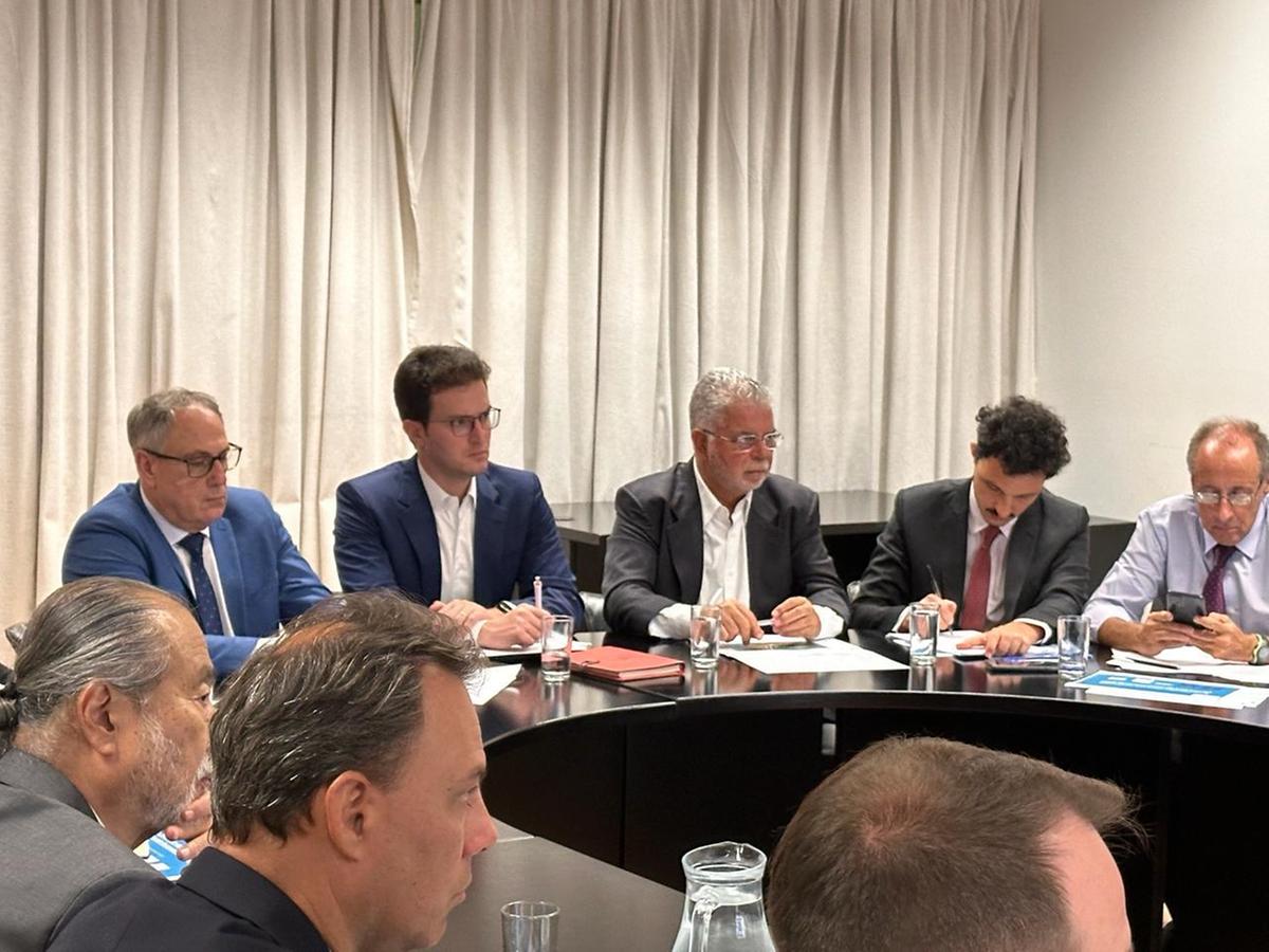 Ex-prefeito Anderson Adauto liderou comitiva que se reuniu com representantes do governo argentino e empresários daquele país (Foto/Divulgação)