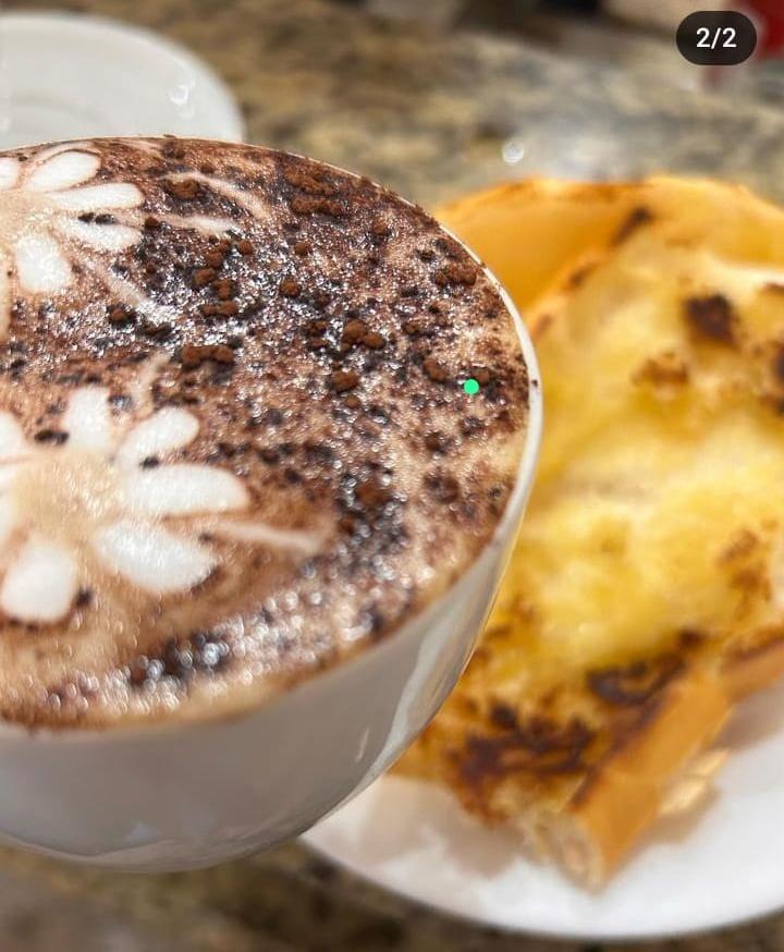 O cappuccino com pão na chapa da Panificadora SaboReal da avenida da Saudade é delicioso (Foto/Divulgação)