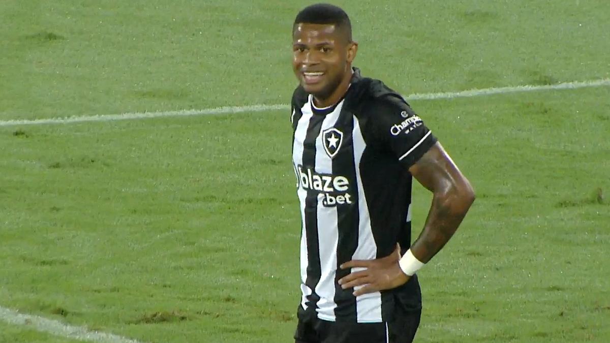 Júnior Santos foi o nome da noite com um golaço de virada (Foto/Fogão Net)