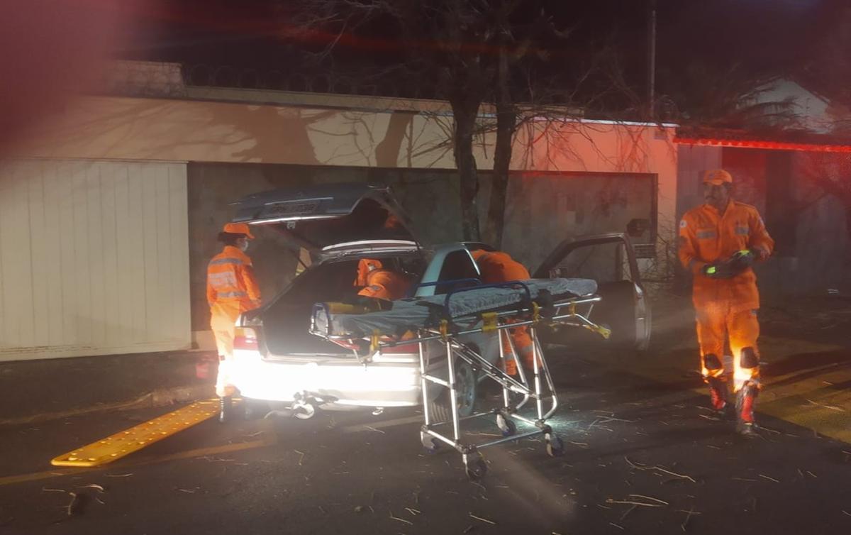 Bombeiros e equipe do Samu atuaram no socorro às vítimas, que tiveram de ser desencarceradas do carro (Foto/Divulgação)