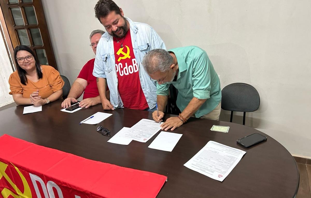Na noite de quinta-feira (7), o vereador Paulo César Soares China oficializou a filiação no PCdoB, que está federado com o PT e PV (Foto/Divulgação)