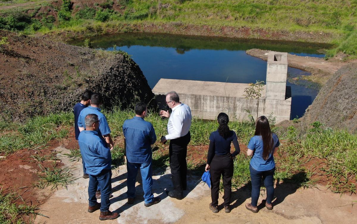 Em janeiro, técnicos da empresa RHA Projetista, com equipe da Codau, visitaram a obras paradas da Barragem Prainha (Foto/Divulgação)